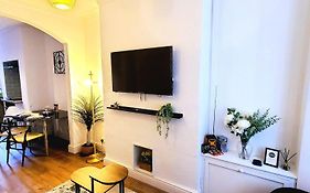 Business Friendly 2Br House Sleeps 5, Wi-Fi, Workspace & Free Parking